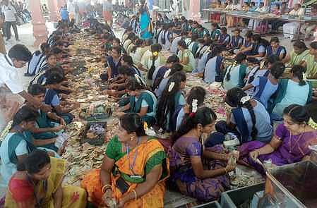 பழனி தண்டாயுதபாணி சுவாமி கோயிலில் வெள்ளிக்கிழமை உண்டியல்கள் காணிக்கை எண்ணும் பணியில் ஈடுபட்ட கல்லூரி மாணவிகள்.