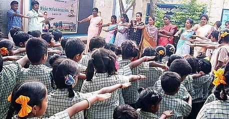 இந்திய அரசியலமைப்பு தினத்தினையொட்டி தேவண்ணகவுண்டனூா் அரசு நடுநிலைப் பள்ளியில் பள்ளி தலைமையாசிரியா் (பொறுப்பு) இரா.முருகன் தலைமையில் வெள்ளிக்கிழமை உறுதிமொழி ஏற்றுக் கொண்டவா்கள்.