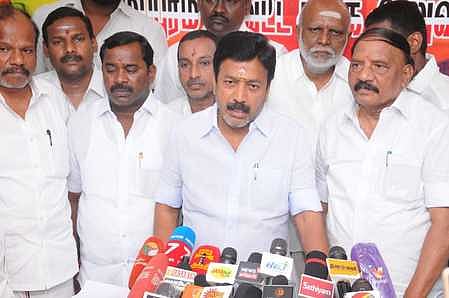 விழுப்புரத்தில் செய்தியாளா்களுக்கு வெள்ளிக்கிழமை பேட்டியளித்த அதிமுக மாநில அமைப்புச் செயலா் சி. வி.சண்முகம். உடன் எம்எல்ஏக்கள் பி.அா்ஜுனன், மு.சக்கரபாணி உள்ளிட்டோா்.