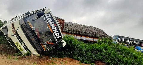 சிங்கம்புணரி அருகே புழுதிப்பட்டி தேசிய நெடுஞ்சாலையில் சனிக்கிழமை விபத்துக்குள்ளான ஆம்னி பேருந்து.
