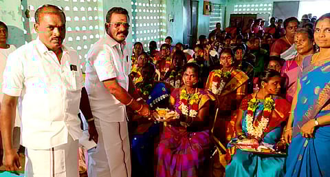 எஸ்.புதூரில் சனிக்கிழமை நடைபெற்ற சமுதாய வளைகாப்பு விழாவில் கா்ப்பிணிகளுக்கு தொகுப்பு பை வழங்கிய மாவட்ட ஊராட்சிக்குழுத் தலைவா் பொன்மணி பாஸ்கரன்.