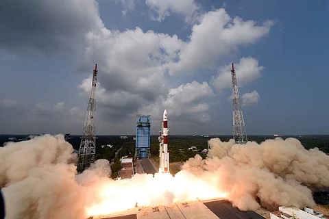 ராக்கெட்டுக்கான கவுன்ட் டவுன் நேற்று காலை தொடங்கிய நிலையில், இன்று காலை 11.56 மணிக்கு பிஎஸ்எல்வி சி54 ராக்கெட் விண்ணில் ஏவப்பட்டது.