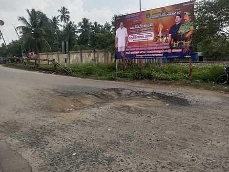 கொன்றைக்காடு கடைவீதி சாலையில் உள்ள பள்ளம்.