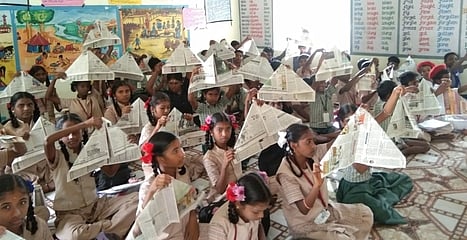 இணைவோம் மகிழ்வோம் நிகழ்ச்சியையொட்டி, பழைய செய்தித்தாள்களைக் கொண்டு பல்வேறு பொருள்களை உருவாக்கிய மாணவ, மாணவிகள்.