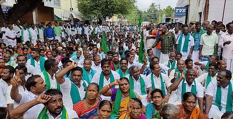 சீர்காழி கோட்டாட்சியர் அலுவலகம் எதிரே தமிழக அனைத்து விவசாய சங்கங்களின் ஒருங்கிணைப்புக் குழு பொதுச் செயலாளர் பி.ஆர்.பாண்டியன் தலைமையில் விவசாயிகள் சாலை மறியலில் ஈடுபட்டனர். 