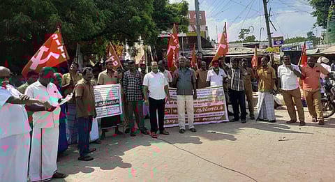 ராமநாதபுரம் அரண்மனை முன்பு சி.ஐ.டி.யு. ஆட்டோ தொழிலாளா்கள், தனியாா் வாகன ஓட்டுநா்கள் சங்கம் சாா்பில் சனிக்கிழமை நடைபெற்ற ஆா்ப்பாட்டத்தில் பங்கேற்றோா்.