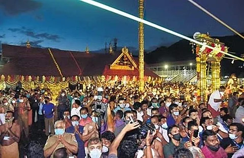 சபர்மலையில் அலைமோதும் பக்தர்கள் கூட்டம்!
