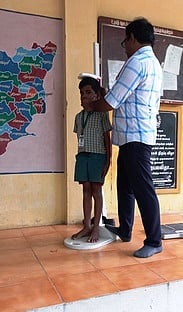 திருப்பரங்குன்றம் அரசுப் பள்ளியில் மாணவரின் உயரத்தை கணக்கிட்ட புதுதில்லி சமூக பாதுகாப்பு துறை அலுவலா்.