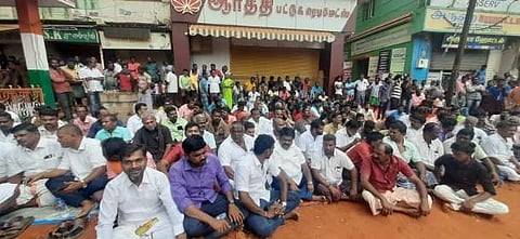 ஆலங்குளத்தில் வியாபாரிகள் சார்பில் கடையடைப்பு, உண்ணாவிரதப் போராட்டம்