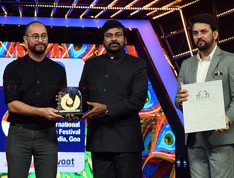 கோவாவில் நடைபெற்ற 53வது இந்திய சர்வதேச திரைப்பட விழாவின் நிறைவு விழாவில் சிறந்த திரைப்படத்திற்கான விருதை பெற்ற 'ஐ ஹேவ் எலக்ட்ரிக் ட்ரீம்ஸ்' படம்.