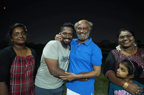 ஜெயிலர் திரைப்படத்தின் படப்பிடிப்பிற்கு தனது மனைவி மற்றும் மகளுடன் வந்த நடிகர் ரோபோ சங்கர் சூப்பர் ஸ்டார் ரஜினிகாந்தை நேரில் சந்தித்து ஆசி பெற்றார்.
