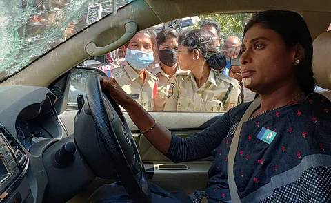 இறங்க மறுத்த ஒய்.எஸ்.ஷர்மிளா! காரை கிரேன் கொண்டு தூக்கிய காவல்துறை!! - நடந்தது என்ன?