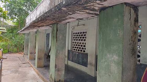 பேராவூரணி அருகே சேதமடைந்த பள்ளிக் கட்டடத்தை இடித்துவிட்டு புதிதாக கட்டித் தர கோரிக்கை