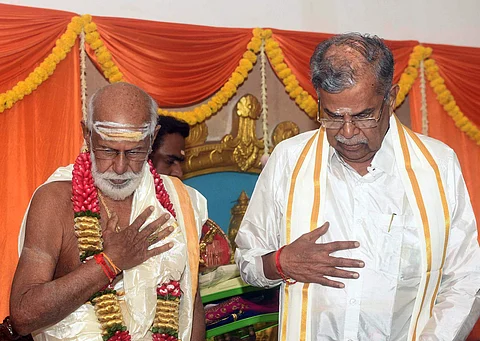 சென்னையில் நடைபெற்ற சதாபிஷேகம் விழாவில் தனது மூத்த சகோதரருடன் மேற்கு வங்க பொறுப்பு ஆளுநருமான இல.கணேசன்.
