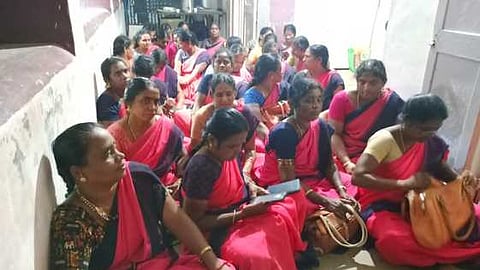 அங்கன்வாடி பணியாளா்கள் காத்திருப்பு போராட்டம்
