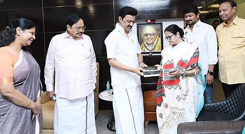 முதல்வா் மு.க.ஸ்டாலினுடன் மம்தா பானா்ஜி சந்திப்பு: ‘சகோதர-சகோதரி உறவு என பெருமிதம்’