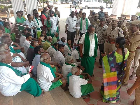 திருச்சி ஆட்சியரகத்தில் தர்னா போராட்டத்தில் ஈடுபட்டுள்ள விவசாயிகள்.