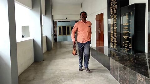 மேயரின் கைப்பையை சுமந்து செல்லும் ஊழியர்