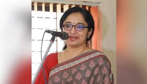 பொது நிகழ்ச்சிகளுக்கு மாவட்ட ஆட்சியர் கையில் குழந்தையுடன் வரலாமா?