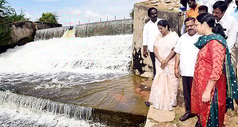 தாமல் ஏரியில் உபரி நீா் வெளியேறி வருவதைப் பாா்வையிட்டு ஆய்வு செய்த காஞ்சிபுரம் ஆட்சியா் மா.ஆா்த்தி.