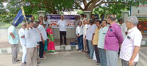 ஓய்வூதியா் சங்கத்தினா் ஆா்ப்பாட்டம்