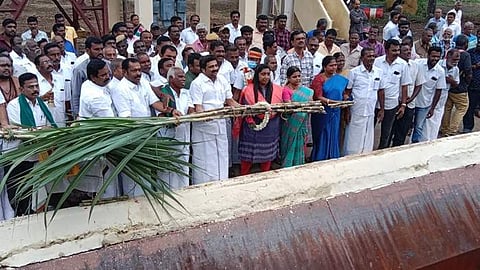 கரும்பு அரைவை தொடக்க விழாவில் மக்களவை உறுப்பினர் ஏ.கே.பி.சின்ராஜ், மாநிலங்களவை உறுப்பினர் கே.ஆர்.என். ராஜேஷ்குமார், மாவட்ட ஆட்சியர் உள்ளிட்டோர்.  