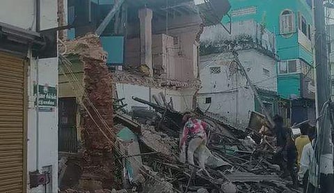 தஞ்சை கீழராஜவீதியில் நூறாண்டுகள் பழமையான கட்டடம் இடிந்து விழுந்து விபத்து ஏற்பட்டது.