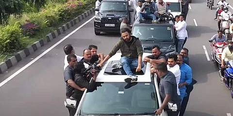 சினிமா பாணியில் காரின் மேற்கூரையில் பயணம் செய்த பவன் கல்யாண்! (விடியோ)