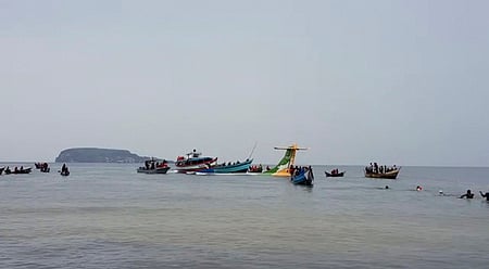 தான்சானியில் ஏரியில் விழுந்து கிடக்கும் பயணிகள் விமானம்.