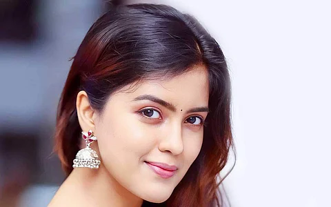 கியூட்டான லுக்கில் இளசுகளை அசத்தும் அம்ரிதா ஐயர்.