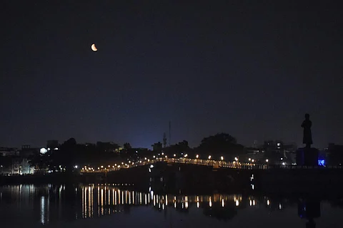 இந்தியாவில் கிழக்கு மற்றும் வடகிழக்குப் பகுதிகளில் சந்திர கிரகணத்தை காண முடியும்.
