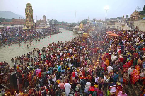 கார்த்திகை பூர்ணிமாவை முன்னிட்டு ஹரித்வாரில் உள்ள ஹர் கி பவுரி காட் பகுதியில் உள்ள கங்கை நதியில் நீராடிய பக்தர்கள்.
