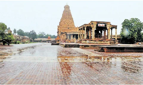 சந்திர கிரகணம்: தஞ்சை பெரியகோவில் நடை சாத்தப்பட்டது