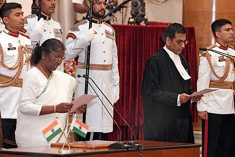 குடியரசுத் தலைவர் மாளிகையில் நடைபெற்ற நிகழ்வில் குடியரசுத் தலைவர் திரௌபதி முர்மு டி.ஒய். சந்திரசூட்டை பதவிப் பிரமானம் செய்து வைத்தார்.