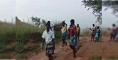 சாலை வசதி இல்லாததால் சடலத்தை டோலிகட்டி தூக்கிச் சென்ற அவலம்