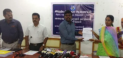 திருச்சி மாவட்ட ஆட்சியர் அலுவலகத்தில் அங்கீகரிக்கப்பட்ட அரசியல் கட்சிகளின் பிரதிநிதிகள் முன்னிலையில் வரைவு வாக்காளர் பட்டியலை வெளியிட்ட ஆட்சியர் மா. பிரதீப்குமார்.