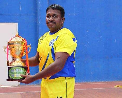 வெற்றிக் கோப்பையுடன் சரவணன்