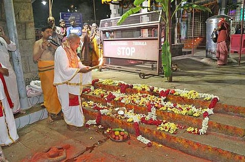 திருப்பதி பாதாளு மண்டபத்தில் நடந்த படி உற்சவம்.