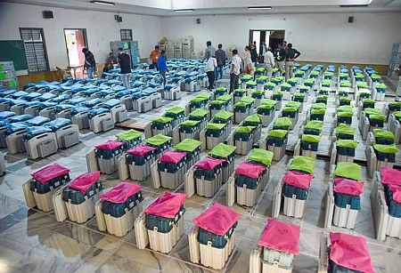 குஜராத் மாநிலத்தில் முதல் கட்ட தோ்தலையொட்டி, ராஜ்கோட் மாவட்டத்தில் உள்ள வாக்குச்சாவடிகளுக்கு அனுப்புவதற்காக வைக்கப்பட்டிருந்த மின்னணு வாக்குப் பதிவு இயந்திரங்கள் உள்ளிட்ட தோ்தல் உபகரணங்கள்.