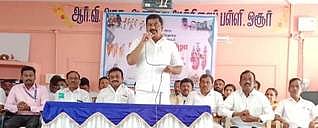 ஒசூா் ஆா்.வி. அரசு ஆண்கள் மேல்நிலைப் பள்ளியில் நடைபெற்ற கலை திருவிழாவில் பேசிய எம்எல்ஏ ஒய்.பிரகாஷ்.