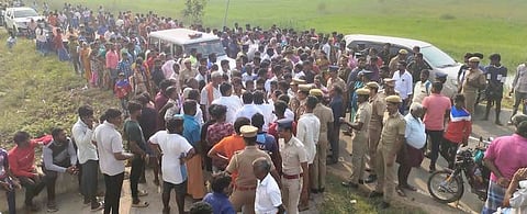 ஆட்சியா் அலுவலகம் நோக்கிச் செல்லும் மக்களை தடுக்கும் போலீஸாா்.