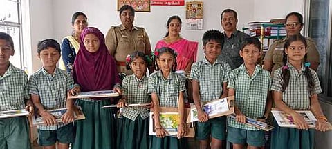 ஊத்தங்கரை மகளிா் காவல் நிலையத்தில் நடைபெற்ற நல உதவிகள் வழங்கும் நிகழ்ச்சியில் கலந்துகொண்டோா்.