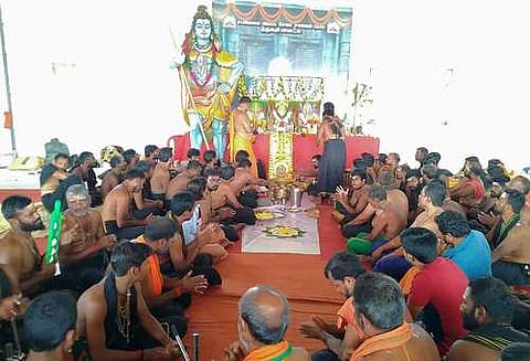 சபரி மலைக்கு பாதயாத்திரை, வாகனங்களில் செல்லும் அனைத்து பக்தா்களுக்கும் காலை, மதியம், இரவு உணவு மற்றும் தங்கும் வசதி செய்யப்பட்டு சிறப்பு ஐயப்ப சுவாமி 18-ஆம் படி பூஜை நடைபெற்றது.