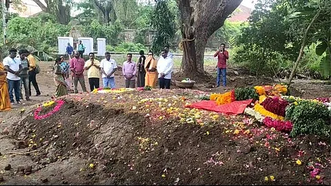 லட்சுமி யானை அடக்கம் செய்யப்பட்ட இடத்தில் பால் ஊற்றியும், கற்பூரம் ஏற்றியும், மலர் தூவியும் அஞ்சலி செலுத்தி வரும் மக்கள்.