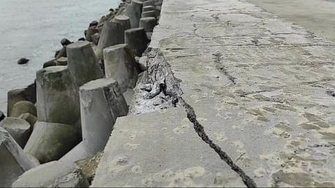 சேதமடைந்துள்ள தரங்கம்பாடி மீன்பிடித் துறைமுகம்.