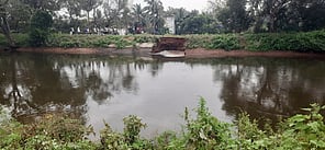 பெருந்துறை அருகே, கீழ்பவானி வாய்க்கால் வலது கரையில் உடைப்பு ஏற்பட்டு தண்ணீா் வெளியேறி வருகிறது.