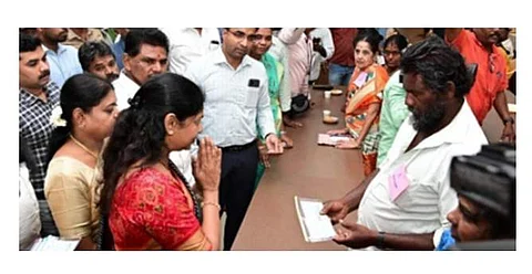 தூத்துக்குடி துப்பாக்கிச்சூடு: 13 பேரின் குடும்பத்தினருக்கு கூடுதல் நிதியை வழங்கினார் கனிமொழி 