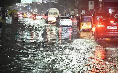 மாண்டஸ் புயல் காரணமாக, இரவு பெய்த மழையால் எழும்பூா் பகுதியில் பூந்தமல்லி நெடுஞ்சாலையில் பெருக்கெடுத்து ஓடிய தண்ணீரில் மெதுவாகச் சென்ற வாகனங்கள்.