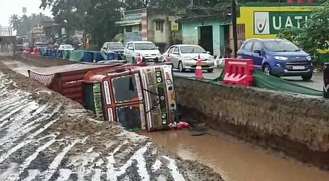 ஆம்பூர் அருகே 15 அடி பள்ளத்தில் லாரி கவிழ்ந்து விபத்து!