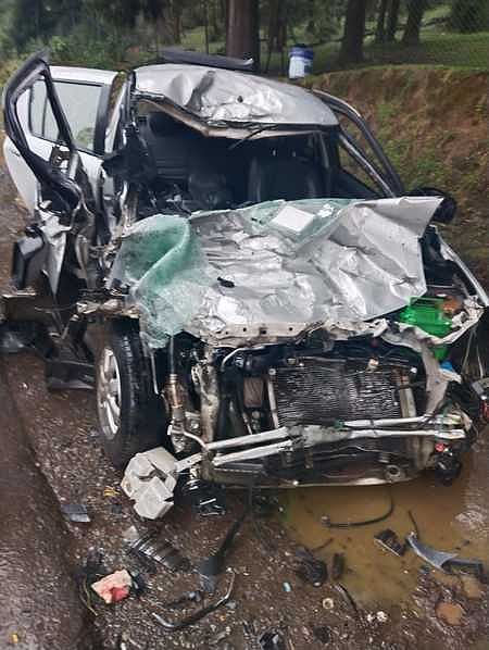 விபத்தில் சேதமடைந்த காா்.